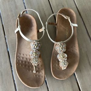 Vionic Paulie TStrap Flower Strap Sandals. Size 10.